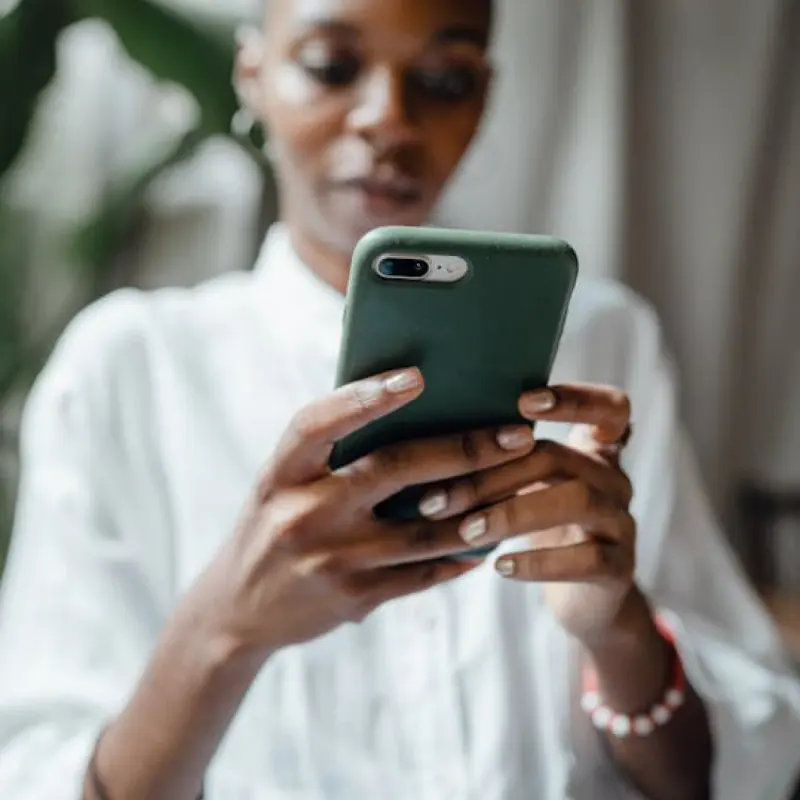 Bezoeker bekijkt een gebruiksvriendelijke website op een smartphone