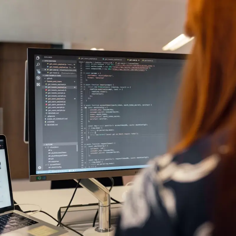 Webdeveloper werkt aan softwarecode op een beeldscherm