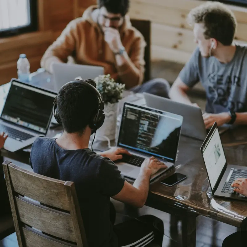 Online marketingspecialisten werken samen aan advertentiecampagnes