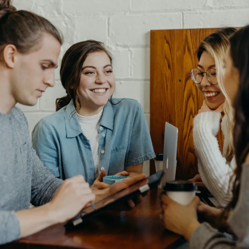 Team bespreekt de optimalisatie van een webshop