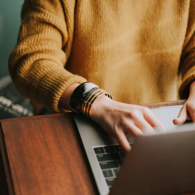 SEO-specialist schrijft content op een laptop